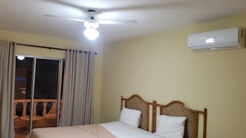 Chambre Confort, vue piscine | Bureau, espace de travail pour ordinateur portable, Wi-Fi gratuit