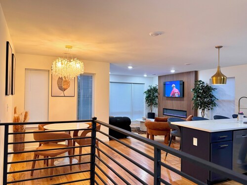 Luxurious new build 3 BR home 10 minutes away from Newark Airport with AC & wifi