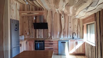 Een magnetron, een oven, een kookplaat, een vaatwasser