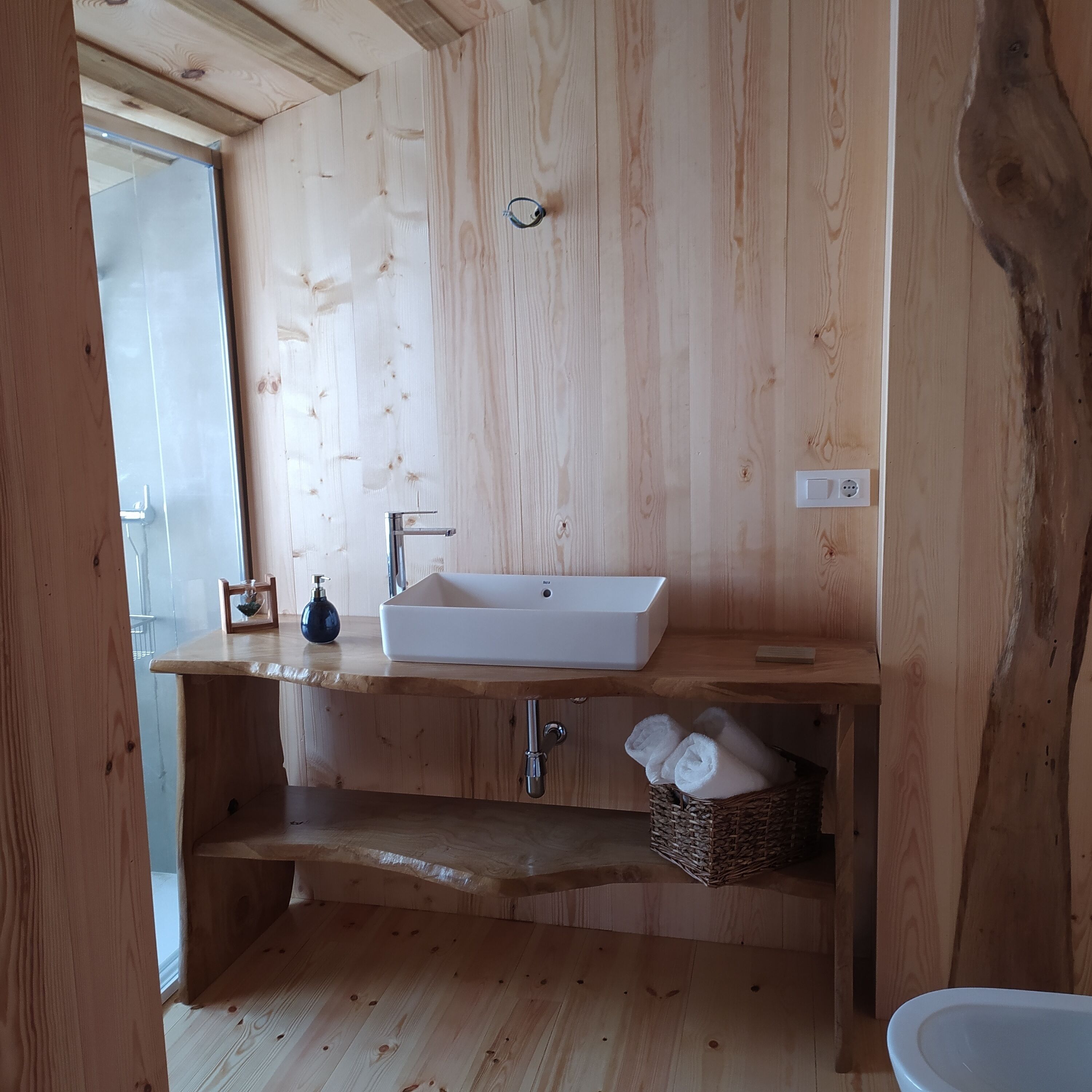Een douche, een haardroger, een bidet, handdoeken
