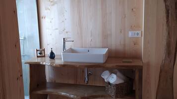 Douche, sĂšche-cheveux, bidet, serviettes fournies