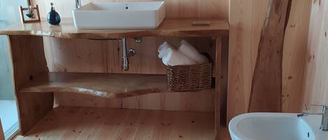 Dusche, Haartrockner, Bidet, Handtücher