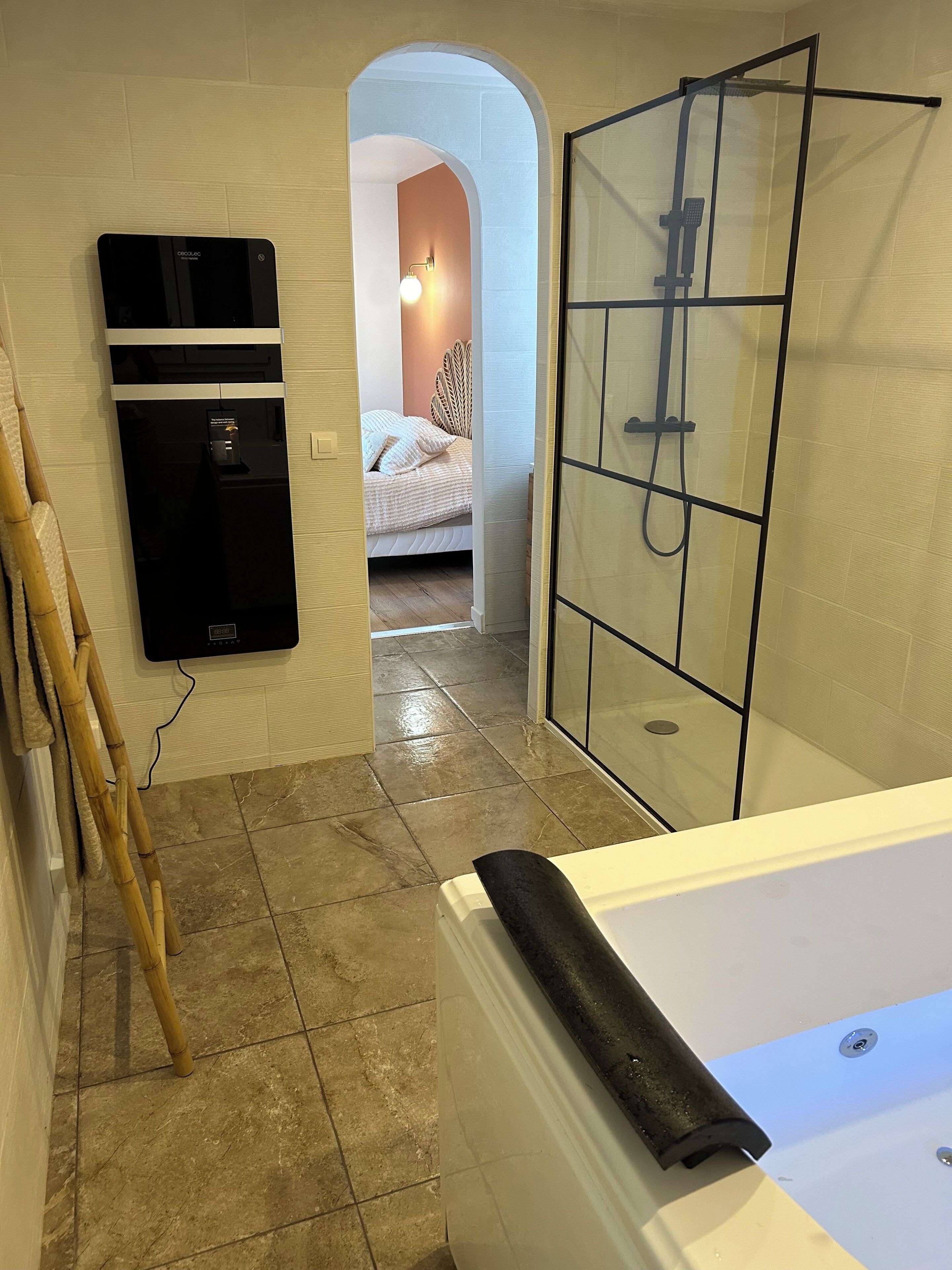 Douche, baignoire à jets, sèche-cheveux, serviettes fournies