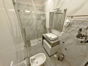 Séchoir à cheveux, serviettes fournies, savon, papier de toilette