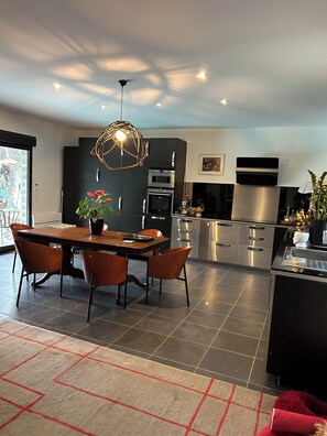 Private kitchen - Entre mer et Foret Propriété, Atypique, Avec Piscine Chauffée , Animaux Acceptés (Auriol)