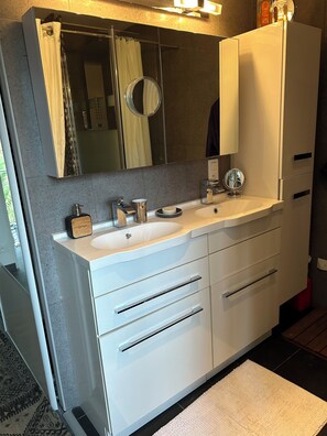 Hair dryer, soap, toilet paper - Entre mer et Foret Propriété, Atypique, Avec Piscine Chauffée , Animaux Acceptés (Auriol)