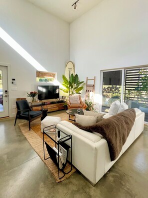 Smart-TV, Videospiele, Bücher, Musikbibliothek