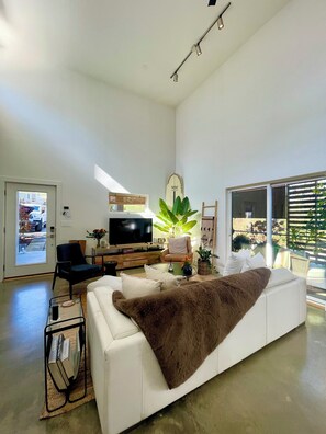 TV connectée, jeux vidéo, livres, médiathèque