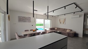 Dining - Luxury 4-bedroom villa with massage jets and Heated Swimming pool. (Kaštel Sucurac)