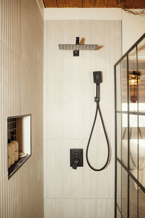 Shower, eco-friendly toiletries, hair dryer, towels - Luxe Pickwick Cabin: Exclusive Waterfront, 3+ Private Acres & Custom Interiors (Waterloo)