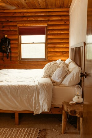 2 bedrooms, iron/ironing board, free WiFi, bed sheets - Luxe Pickwick Cabin: Exclusive Waterfront, 3+ Private Acres & Custom Interiors (Waterloo)