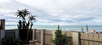 Beachfront apartment in Jeffreys Bay, known for its world-class surf breaks!