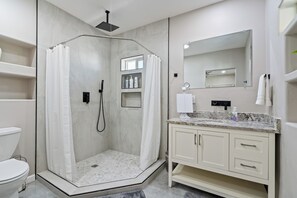 Shower, hair dryer, towels - Historic Tucson 4BR / 2BA in Sam Hughes (Tucson)