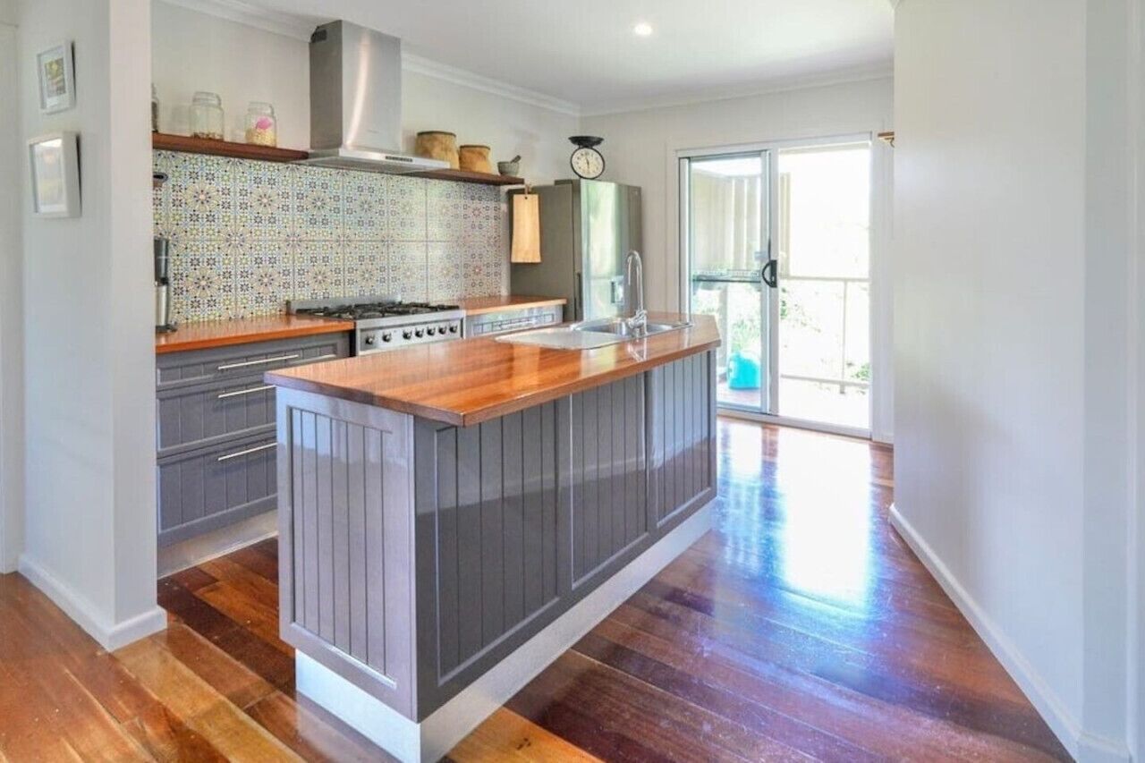 Kühlschrank, Ofen, Herdplatte, Wasserkocher mit Kaffee-/Teezubehör