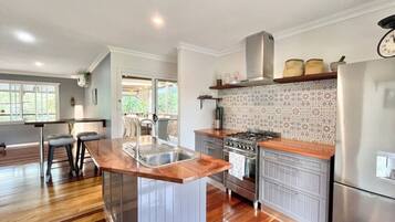 Fridge, oven, stovetop, coffee/tea maker