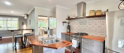 Réfrigérateur, un four, surface de cuisson, cafetiÚre-théiÚre