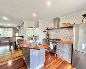 Réfrigérateur, four, plaque de cuisson, cafetière/bouilloire