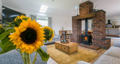 Bwthyn Alberts - an on the beach that sleeps 7 guests in 3 bedrooms