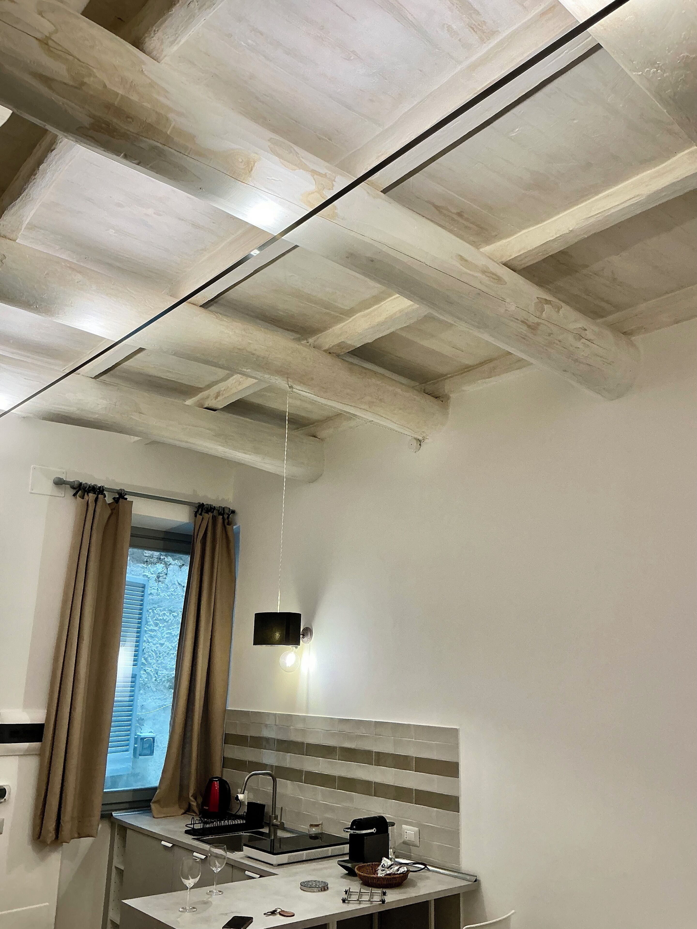 Refrigerador, microondas, parrilla de estufa y cafetera y tetera 