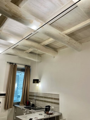 Een koelkast, een microgolfoven, een kookplaat