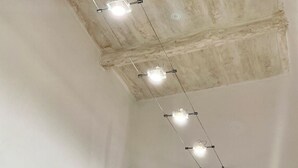 A ceiling with exposed concrete beams and recessed lighting fixtures. - Suite Cavallotti - The Almond (Orvieto)