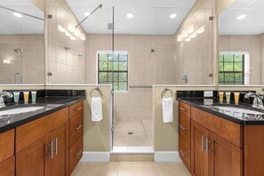 Shower, hair dryer, towels - 4Br, 3.5B Enchanting Townhome in Disney (Orlando)