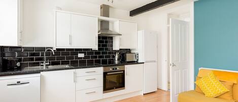 Kylskåp, mikrovågsugn, ugn och diskmaskin