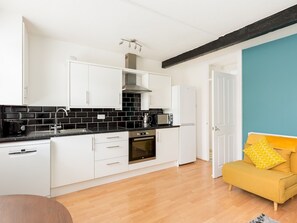 Kylskåp, mikrovågsugn, ugn och diskmaskin