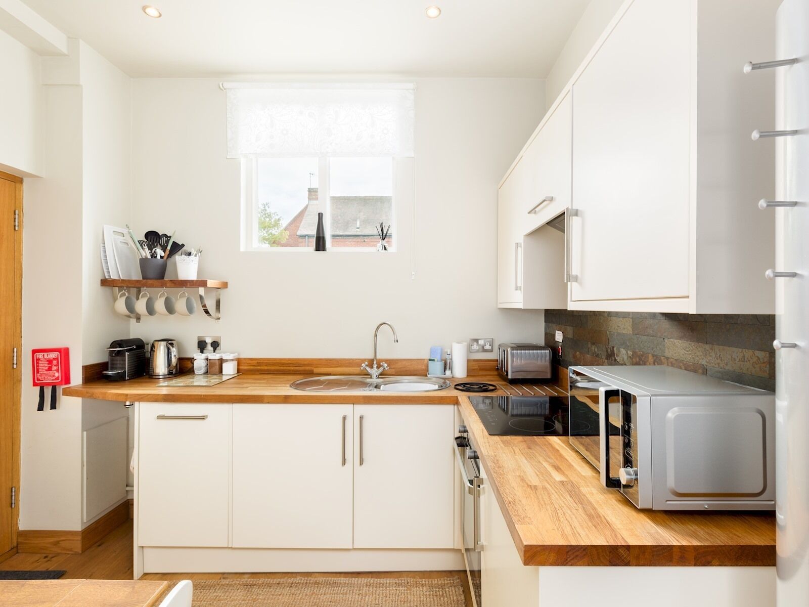 雪櫃、微波爐、焗爐、洗碗機