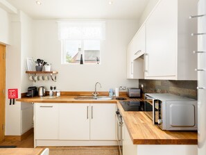 Jääkaappi, mikroaaltouuni, uuni, astianpesukone