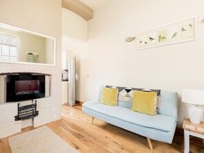 Smart TV - CV37 9HF The Tack Room Shottery · Charming 1Bed in Shottery with secure Parking - Pass The Keys (Stratford-upon-Avon)