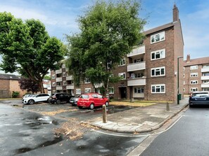 Exterior - Peaceful, zen apartment with parking, Kew, London - Pass the Keys (Richmond)