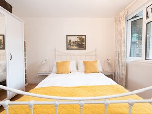 2 bedrooms, iron/ironing board, free WiFi, bed sheets - Peaceful, zen apartment with parking, Kew, London - Pass the Keys (Richmond)