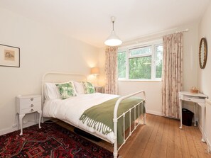 2 bedrooms, iron/ironing board, free WiFi, bed sheets - Peaceful, zen apartment with parking, Kew, London - Pass the Keys (Richmond)