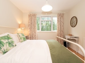 2 bedrooms, iron/ironing board, free WiFi, bed sheets - Peaceful, zen apartment with parking, Kew, London - Pass the Keys (Richmond)
