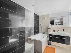 Shower, hair dryer, towels - Stylish Maisonette, Central London - Pass the Keys (London)