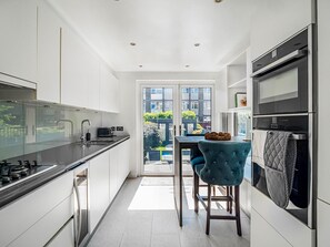 Fridge, microwave, oven, dishwasher - Stylish Maisonette, Central London - Pass the Keys (London)