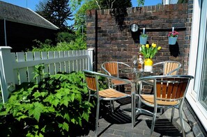 Outdoor dining - Central & Comfortable 2Bedroom Property, Warwick|Pass the Keys (Warwick)