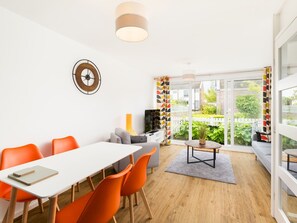 TV - Central & Comfortable 2Bedroom Property, Warwick|Pass the Keys (Warwick)