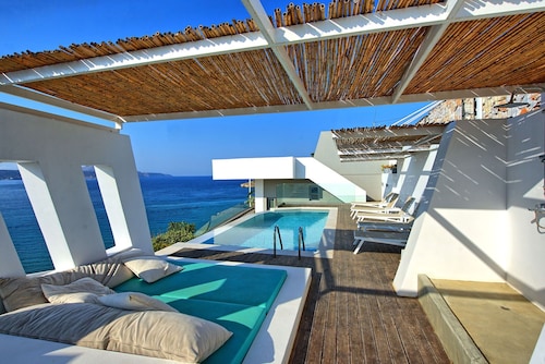 Villa Sapphire - Luxury, private pool, seafront