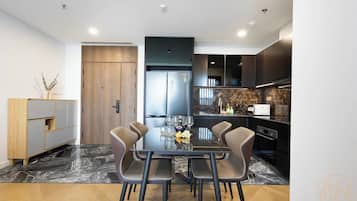 Full-sized fridge, microwave, oven, stovetop