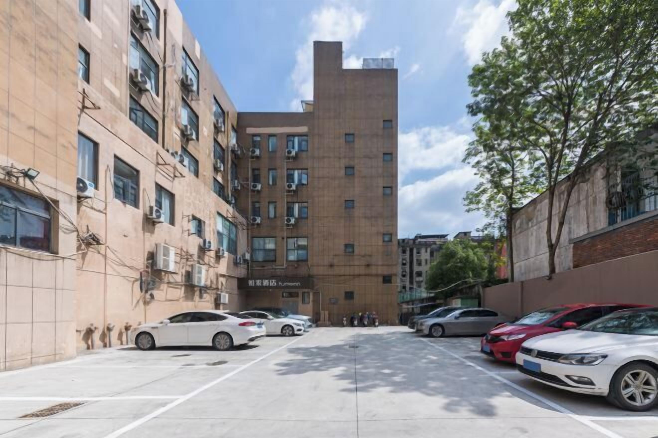 مواقف سيارات مجانية