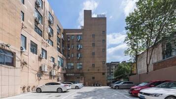 مواقف سيارات مجانية