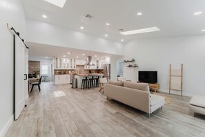 Smart TV, chimenea, futbolito, libros