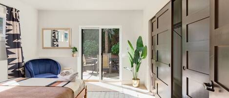 3 chambres, bureau, fer et planche à repasser, lit parapluie