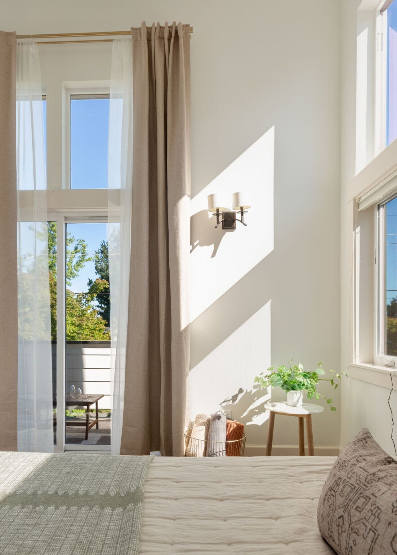 3 chambres, bureau, fer et planche à repasser, lit de bébé portatif