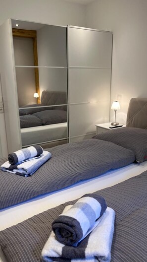 1 bedroom, free WiFi, bed sheets, wheelchair access - Welcome to the idyllic Ahrenshof, right in the heart of Bad Zwischenahn.<br>This approx. 45 m&sup2;, high-quality furnished 2-room apartment for 1 to 2 people combines modern comfort with cozy charm and offers the perfect place to relax. (Bad Zwischenahn)