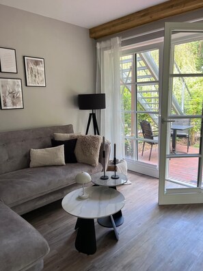 Living area - Welcome to the idyllic Ahrenshof, right in the heart of Bad Zwischenahn.<br>This approx. 45 m&sup2;, high-quality furnished 2-room apartment for 1 to 2 people combines modern comfort with cozy charm and offers the perfect place to relax. (Bad Zwischenahn)