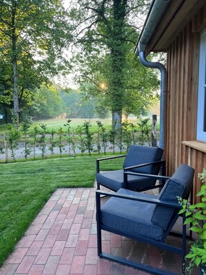 Terrace/patio - Welcome to the idyllic Ahrenshof, right in the heart of Bad Zwischenahn.<br>This approx. 45 m&sup2;, high-quality furnished 2-room apartment for 1 to 2 people combines modern comfort with cozy charm and offers the perfect place to relax. (Bad Zwischenahn)