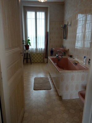 Bidet, towels, soap, shampoo - Agréable Maison Rustique à 10mn de la Gare de Romilly et 5mn du Centre Ville (Romilly-sur-Seine)